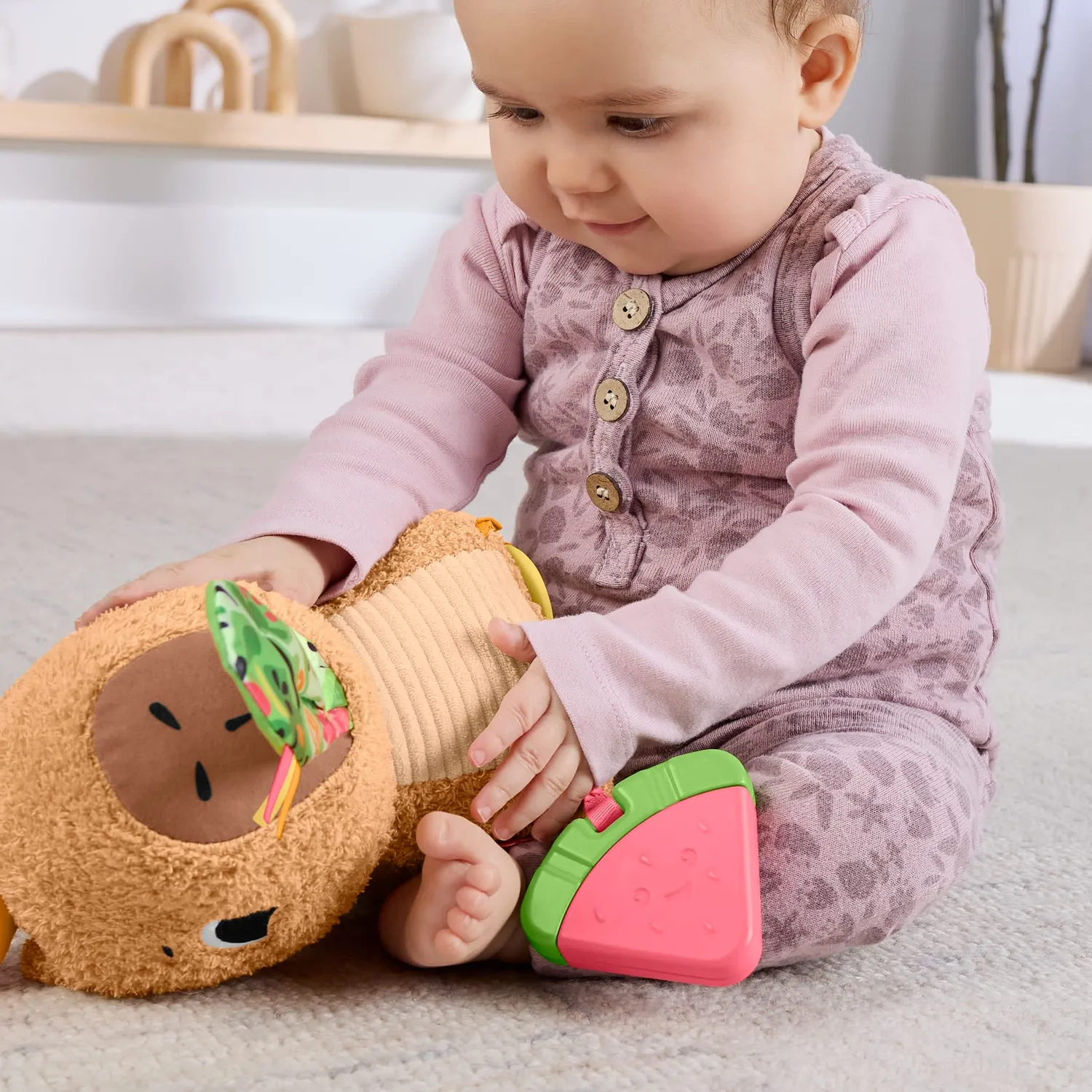 Fisher-Price Capibara knuffel sensorisch met bijtring rammelaar