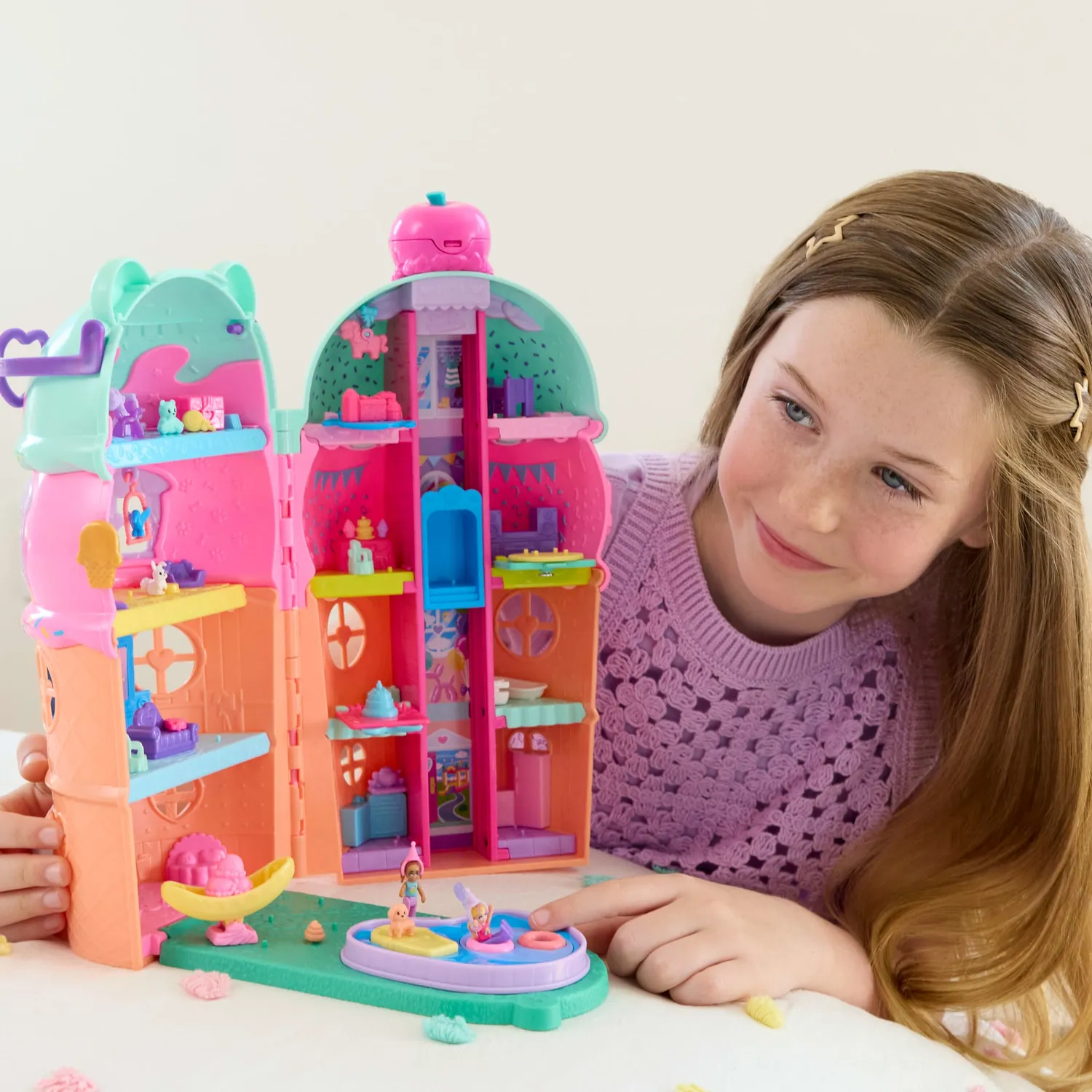 Polly Pocket IJssalon speelset ijshoorn met 2 poppetjes