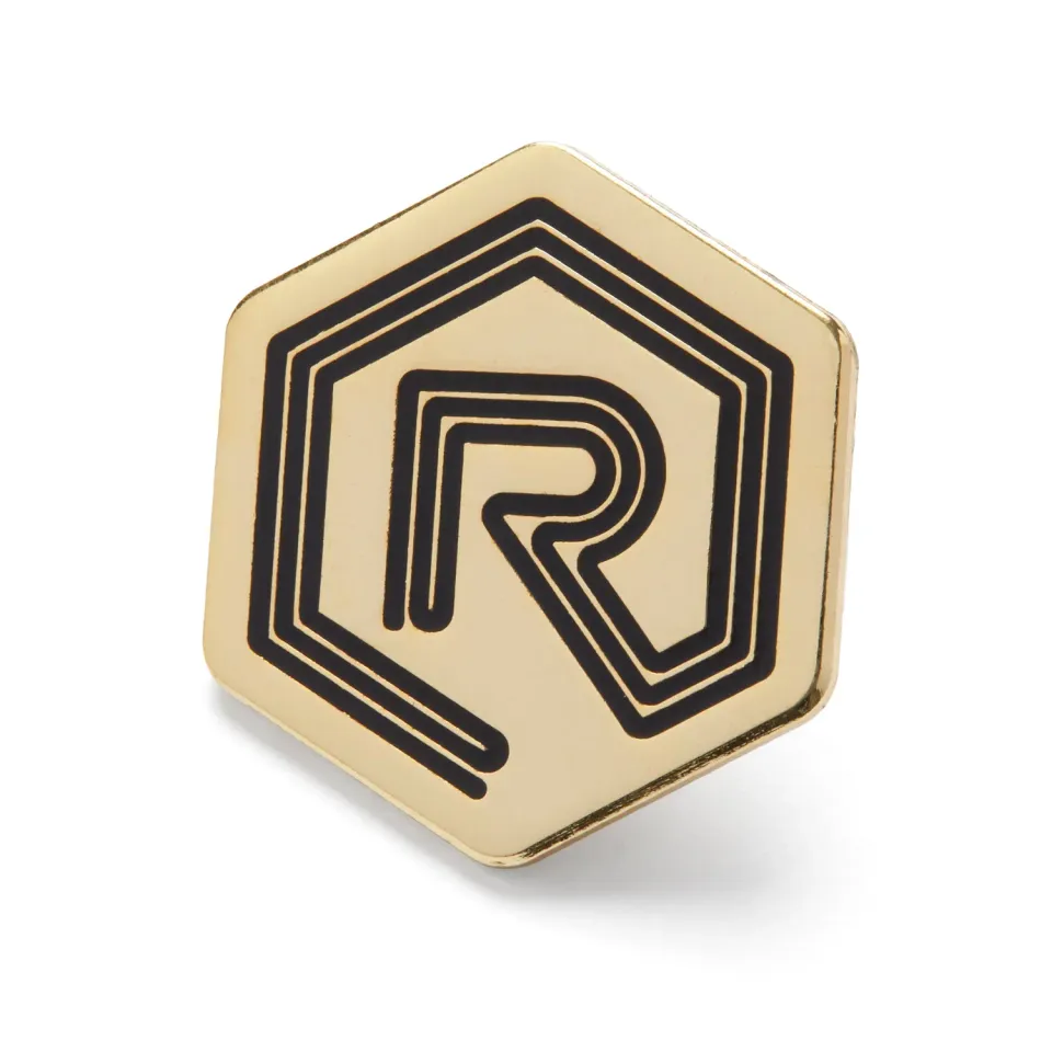 Roll A Crit Logo pin goud-zwart metaal 2,5 cm