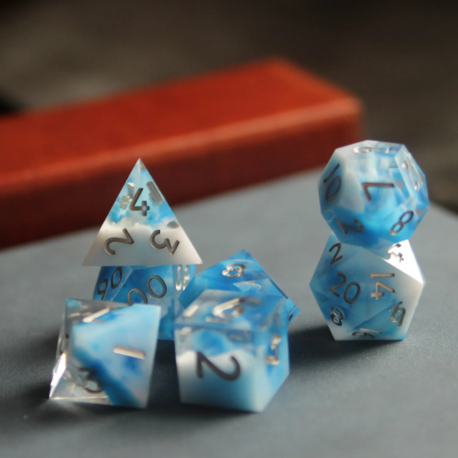 Roll A Crit Fluffy Clouds dobbelset resin 7-delig