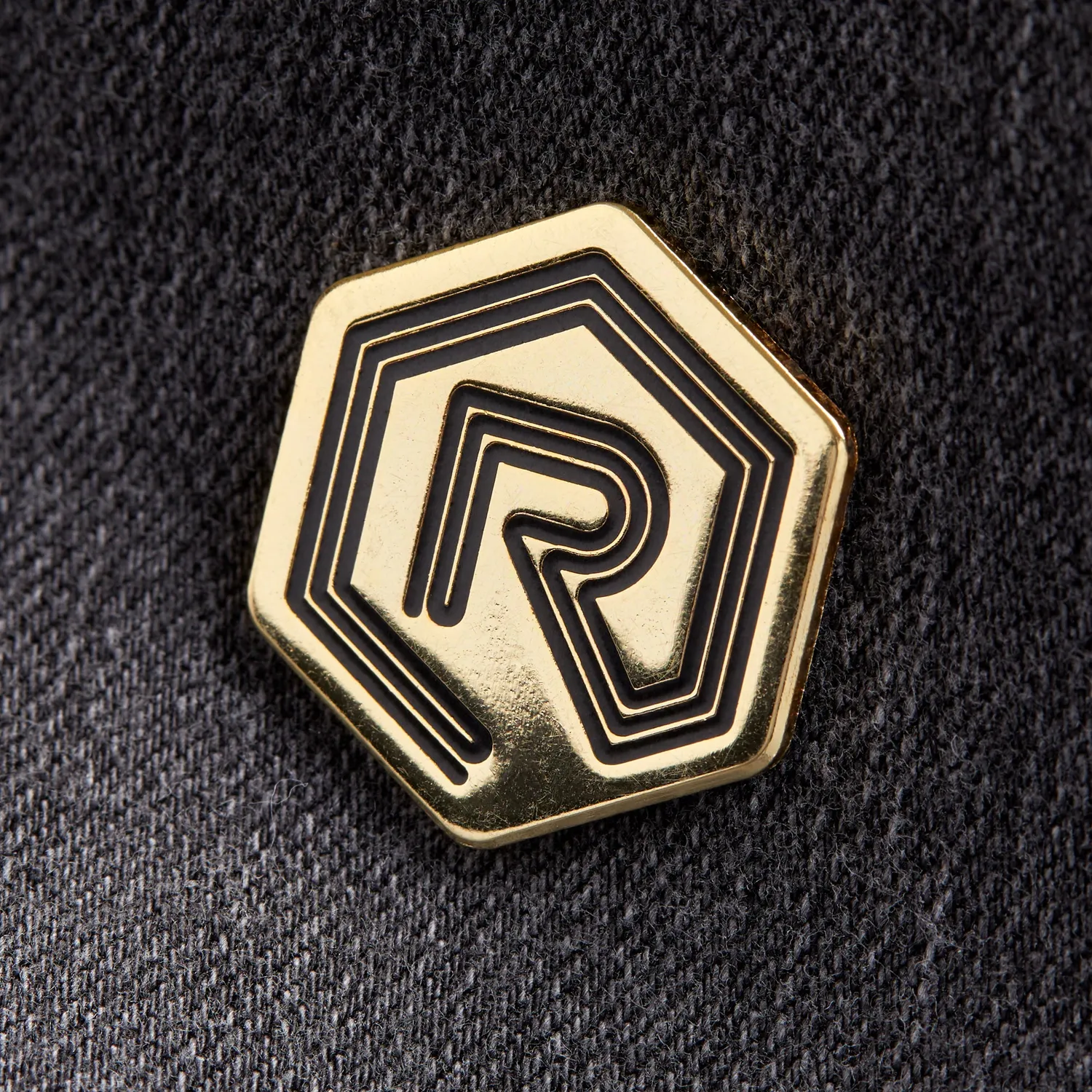 Roll A Crit Logo pin goud-zwart metaal 2,5 cm