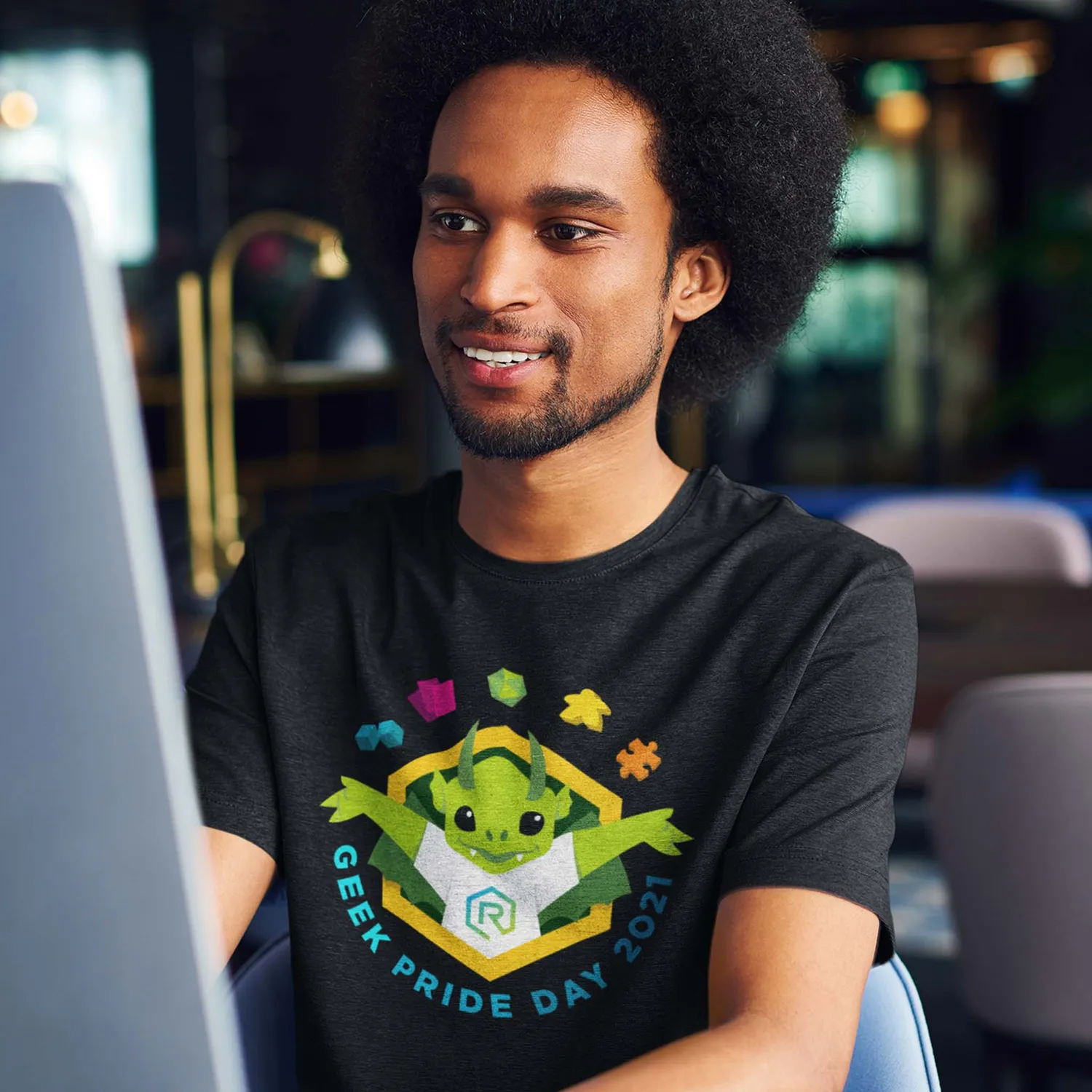 Roll A Crit Geek Pride Day 2021 T-shirt regenboog